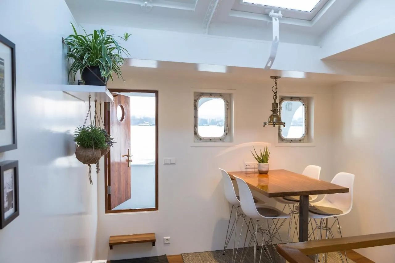 M/S Svalbard B&B Amszterdam 0*,